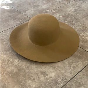 Tan floppy boho hat.